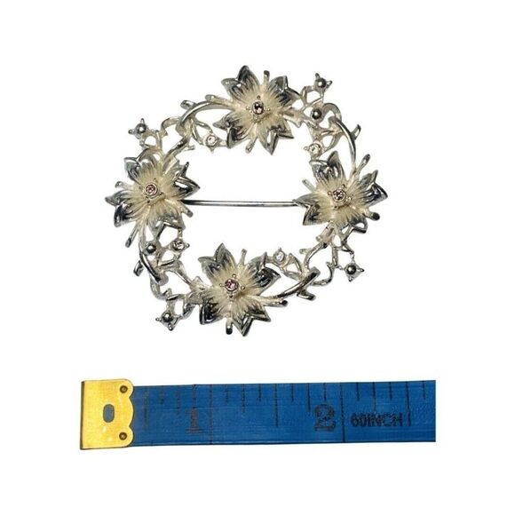 Vtg Icy Rhinestone Silver Flower Wreath Brooch 2" Pin GrannyCore Cottagecore - Picture 6 of 9